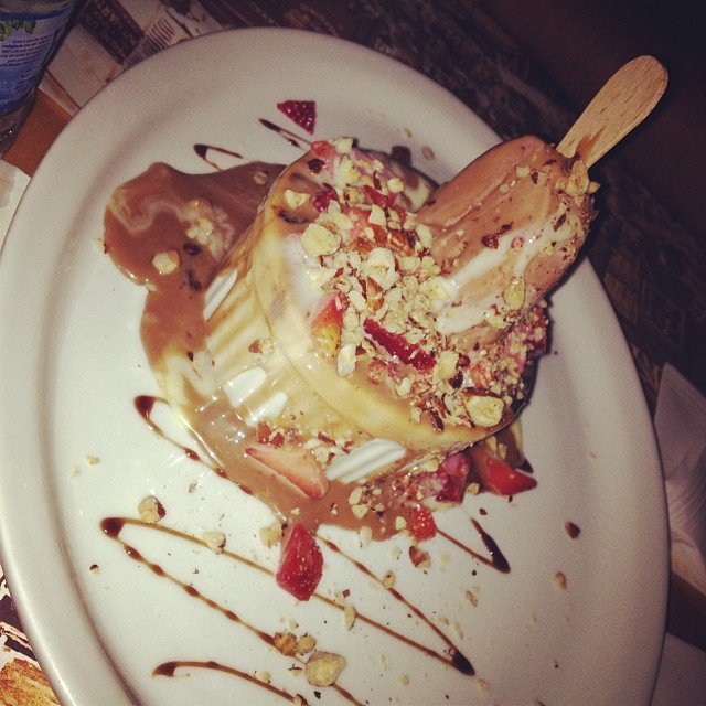 [ grand gateau Paloma Bernardi - enorme e dá pra dividir - parece feio e lambuzado, mas o sabor é perfect] 