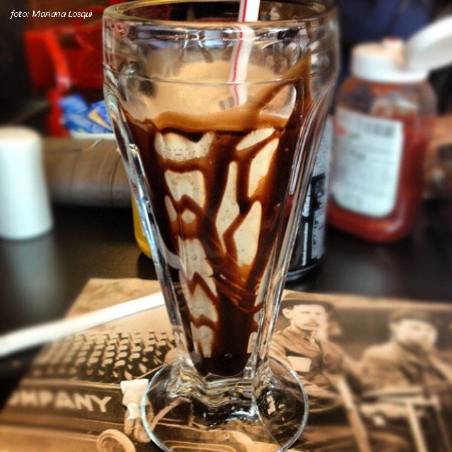 [ Pra começar milk-shake de Chocolate é o que há! O grande servem duas taças dessa e se quiser pedir uma terceira ainda dá pra dividir...]