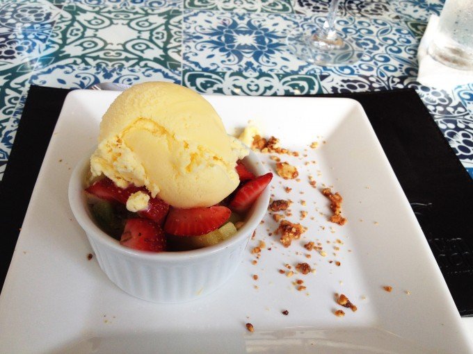 [ Frutas Caramelizadas com Sorvete e farofinha crocante de amendoim ]