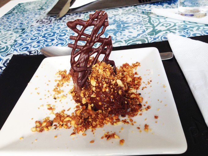 [Esse mousse de chocolate com farofa crocante de amendoim, é muito apaixonante]