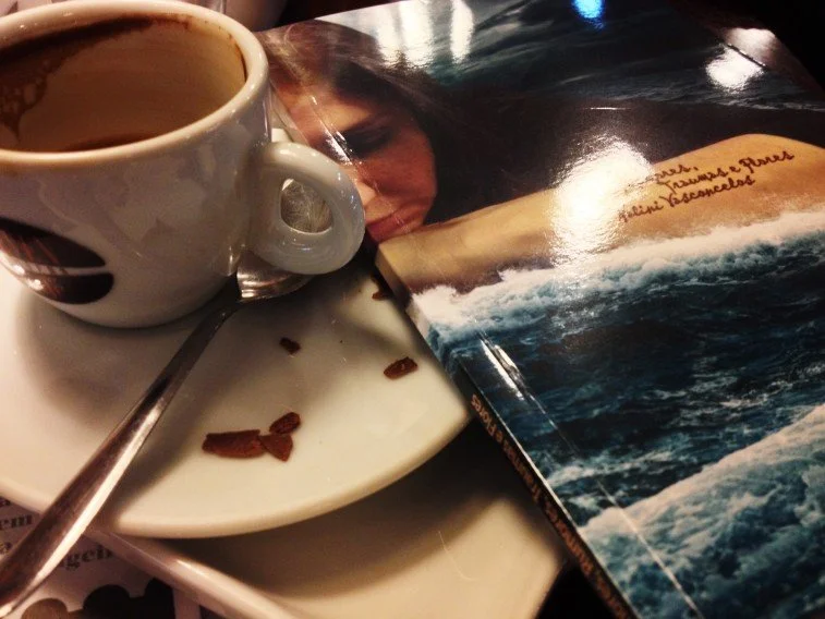 [ Amores Rumores Traumas e Flores, um doce e leve livro de poesias ]