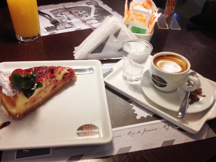 [ Com café expresso sem adoçar, cai muito bem! ]