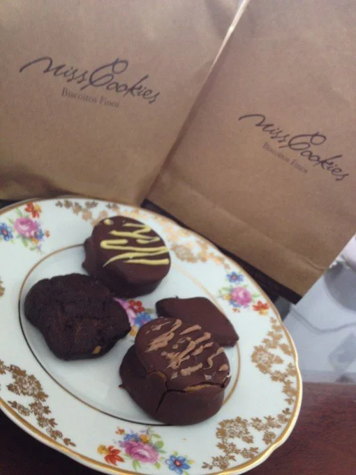 [ Cookies: Brownie, Trufado de Maracujá, Simples coberto de Gengibre e Recheado de Doce de Leite ]