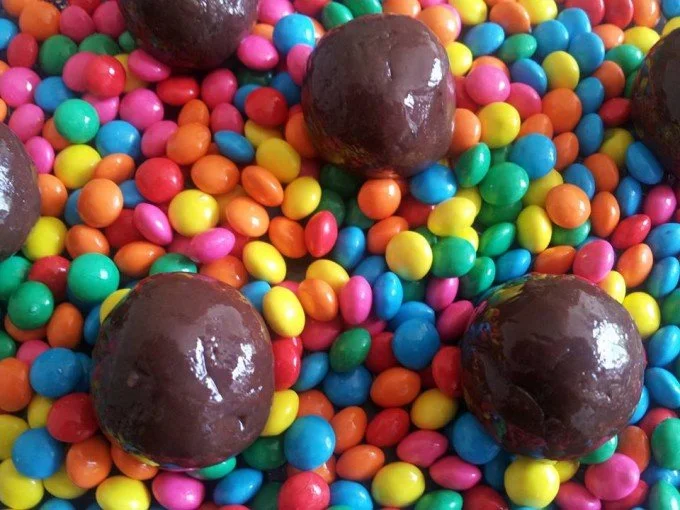 [Em fase de produção e diversão. Foto: Lulu Brigadeiro Gourmet]