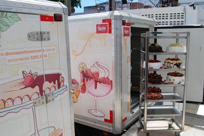 [Caminhãozinho sendo carregado - Foto: Doces Sonhos]