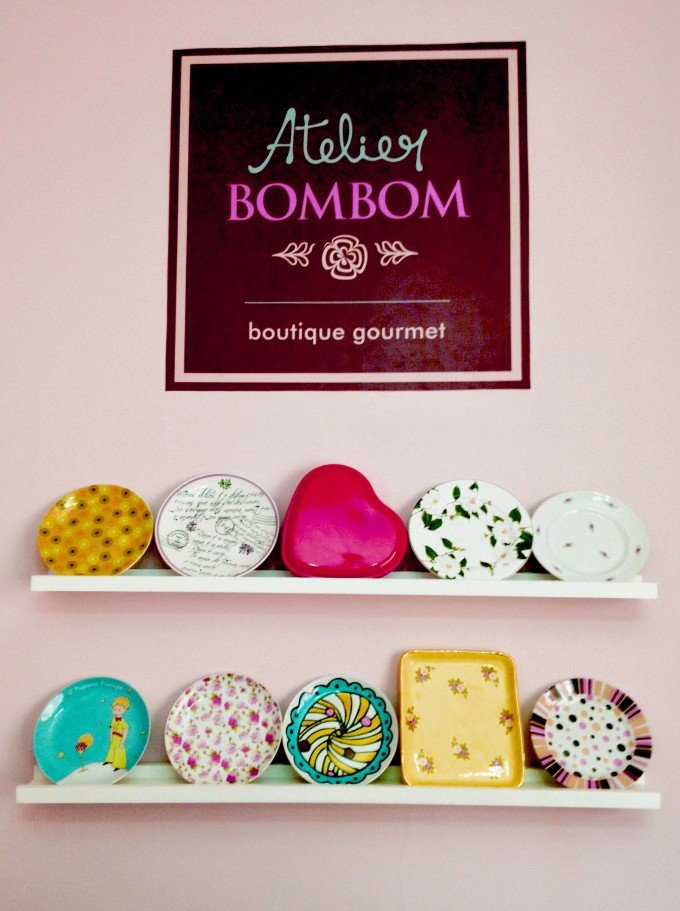 [Cores e formas transformam o lugar...]