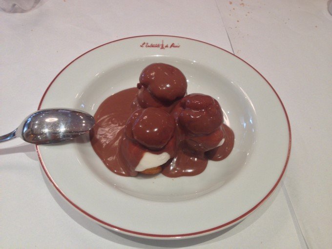 [Profiteroles com Sorvete e Caldinha de Nutella]