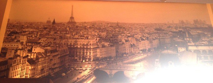 [Um painel com uma foto de Paris completa a decoração]
