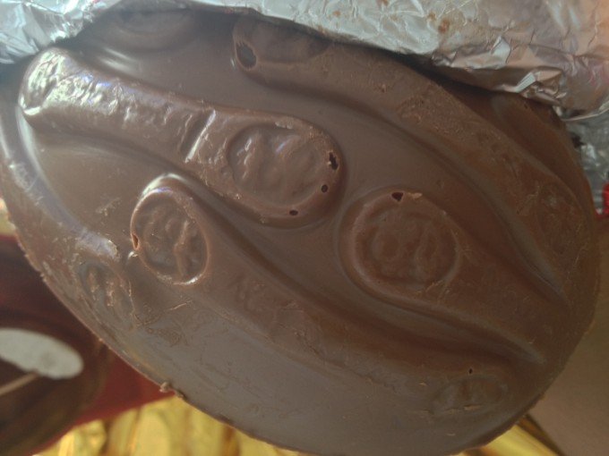 ...o ovo maior é o Língua de Gato - ao leite...