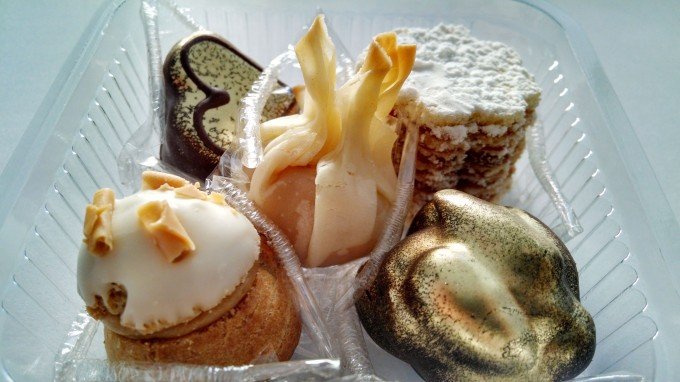 [Docinhos: lindos, charmosos e maravilhosos - Avelã, Carolina, Trouxinha de Nozes, Amêndoas e Viena.]