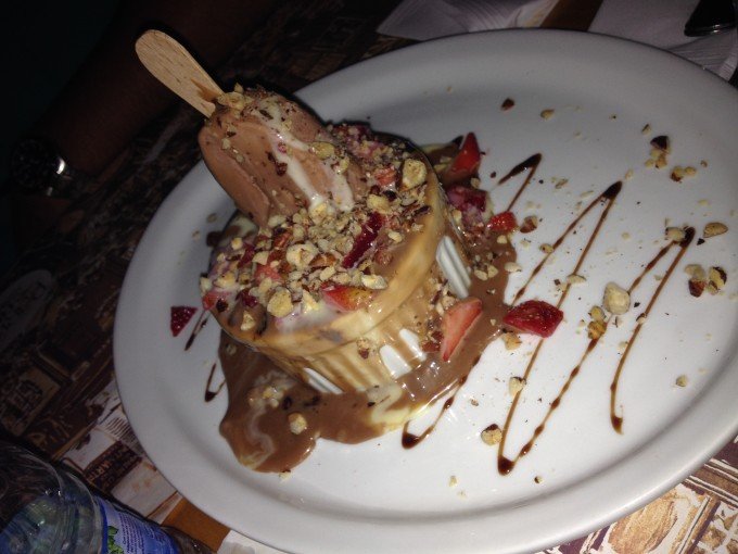 [Delícia lambuzada: bolinho bem feito e o morango tira o sabor enjoativo da nutella e leite condensado]