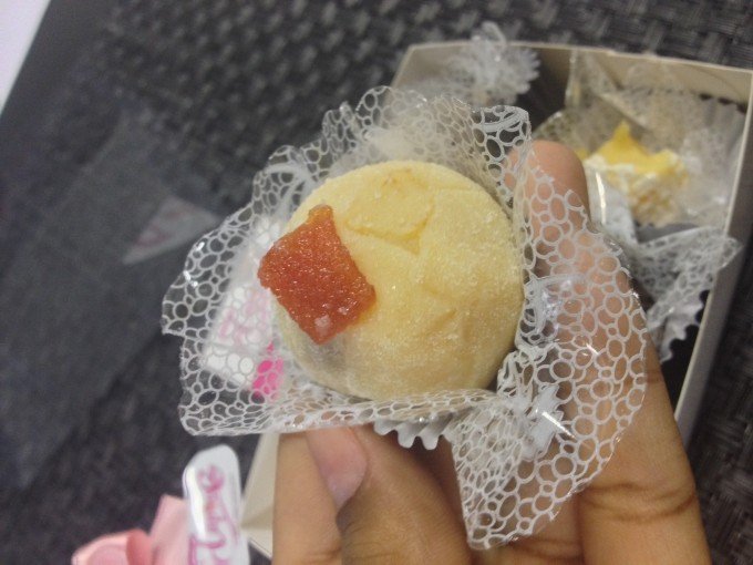 [Destaque para o tamanho do brigadeiro 'Romeu & Julieta' - um docinho generoso em sabor e tamanho]