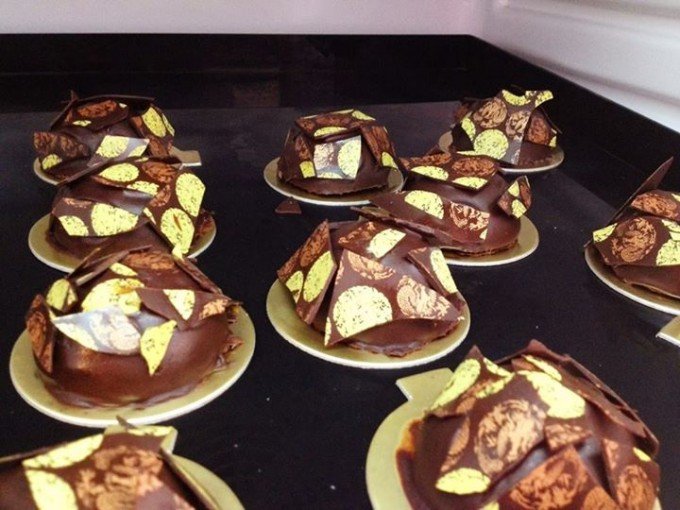 [Dome de Chocolate e Avelã - Sobremesa linda e ideal para servir num jantar entre amigos! Foto: Avignon]