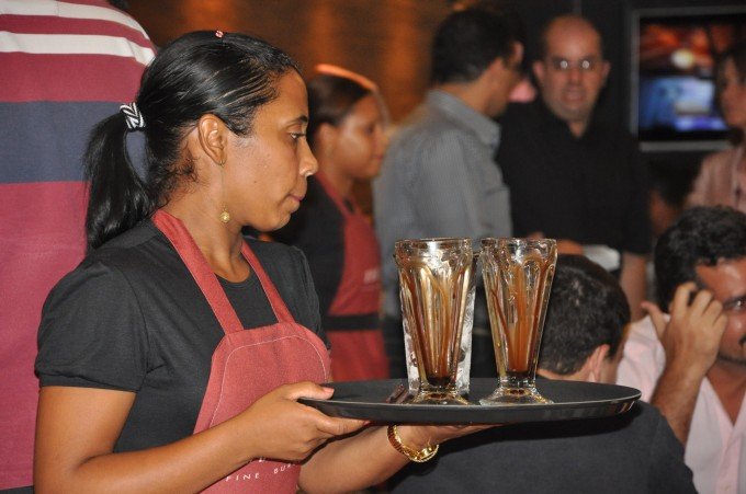 [Os milkshakes são tão grandes que só dividindo!]