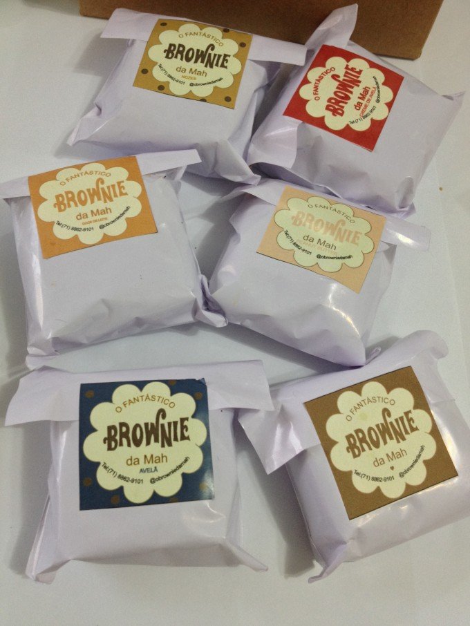 [Vários brownies - com etiquetinhas coloridas e lindas para identificar o sabor]
