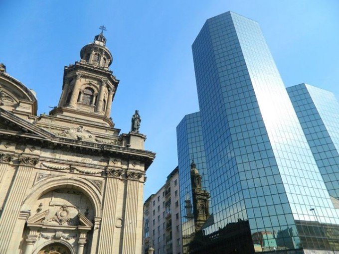[Catedral de Santiago do Chile contrastando com a modernidade dos novos tempos.]
