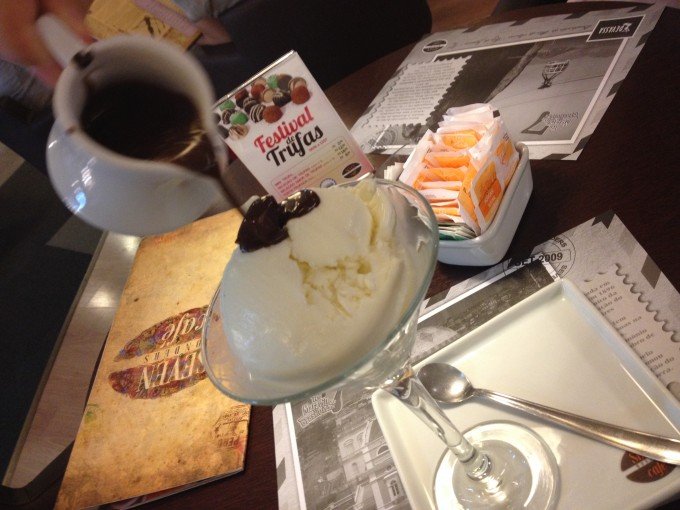 [..Vai colocando o chocolate quente...]