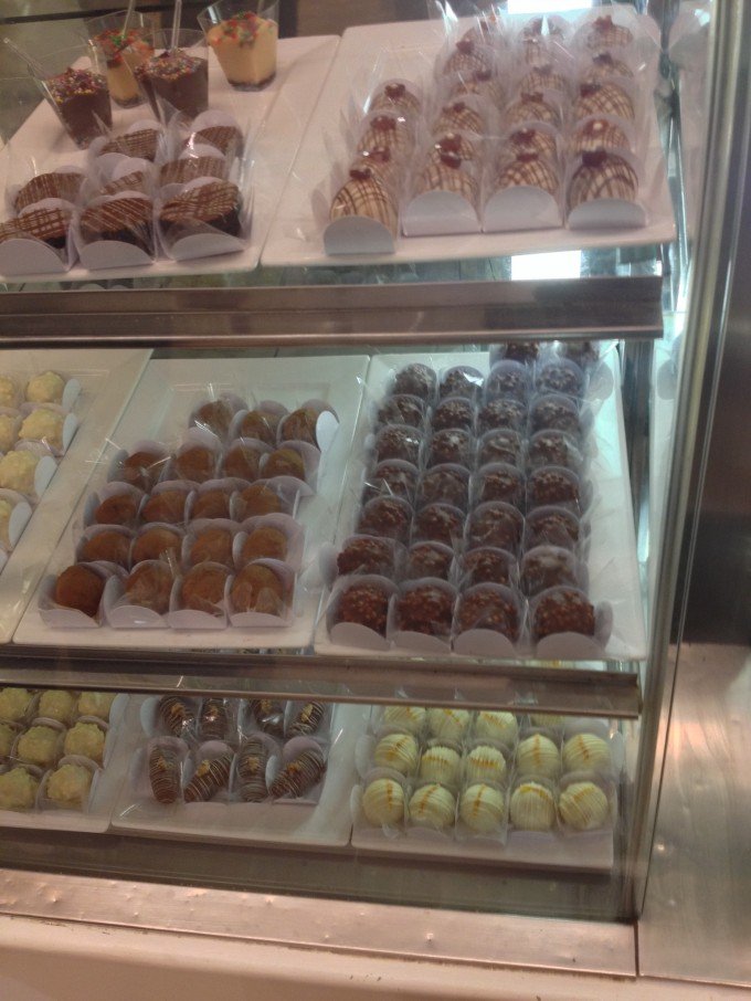 [Vitrine repleta de doces...]