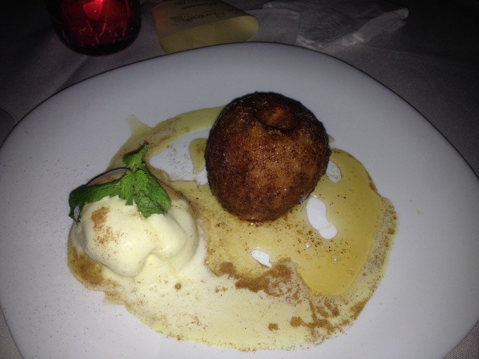 [Se tivessem colocado uma farofinha de biscoito embaixo da bola de sorvete, não chegaria assim na mesa!]