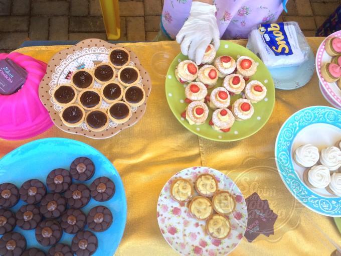 [Tortinhas - esquerda para a direita: chocolate, caramelo com chocolate e flor de sal, banana e folhada de morango]