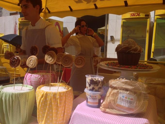 [ Pipoca Doce Gourmet, Pirulito de Biscoito de Chocolate ou de Doce de Leite e Flor de Sal e ao fundo os Chefs: Lua e Flávia da QuatroChef's Confeitaria Personalizada]