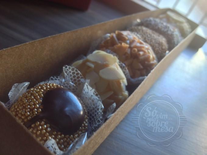 [Ganache uma linda joia, seguido de Amêndoas e Doce de Leite]