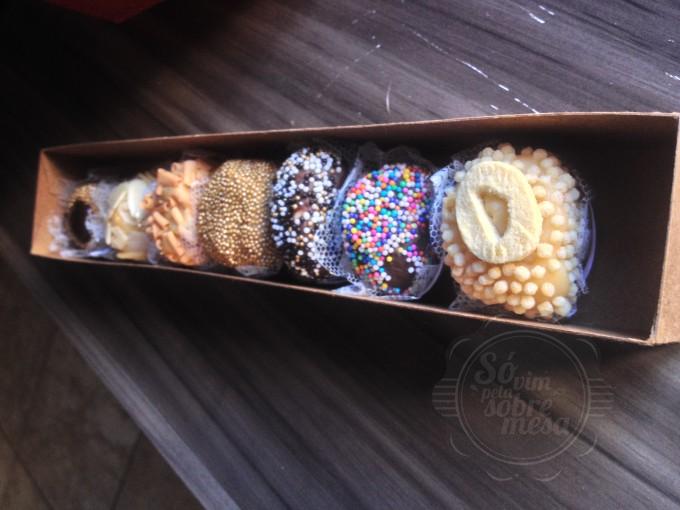 [Da esquerda para a direita: Ganache, Amêndoas, Doce de Leite, Damasco, Paçoca, Twix, Sequilho]