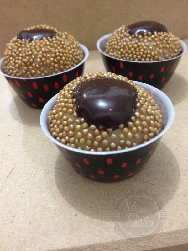 [ Lindo demais não acham?! E muito saboroso: Brigadeiro branco com Ganache de Chocolate - Foto: Lai Brigadeiria]