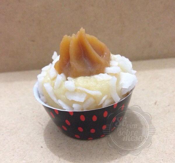 [Brigadeiro Branco com Coco e recheio de Doce de Leite]