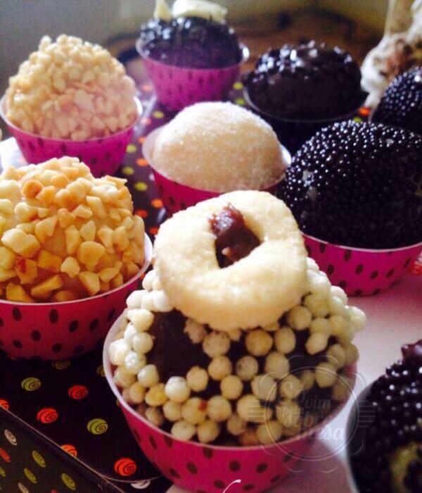 [Destaque para o Brigadeiro ao leite com Sequilho e ao fundo Castanha de caju e Brigadeiro Branco com recheio de brigadeiro preto enrolado com Leite Ninho]