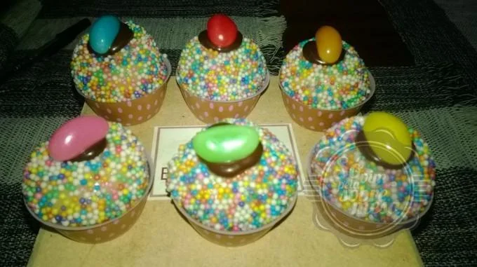 [Para os pequeninos, além de colorido sabor Ganache Kids ganha uma jujuba fofa e deixa a mesa de doces mais divertida]