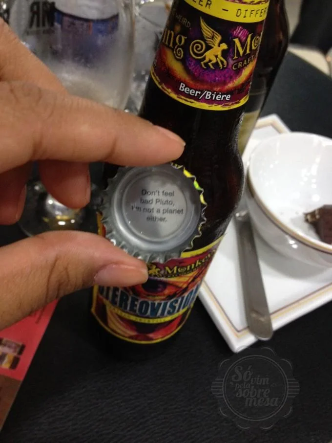 [Nas tampinhas da Flying Monkey sempre tem mensagens divertidas, de humor negro ou um humor pesado]