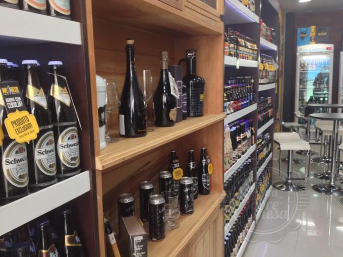 [A cerveja Deus é a garrafa do centro! Linda e ideal para brindar.]