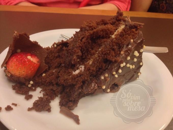 [De fato a apresentação da fatia no prato deixa muito a desejar.]