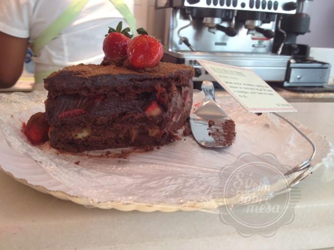 [Bolo 70% Cacau com Morangos]