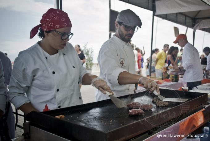 [Chef Gabriel Lobo e sua ajudante]