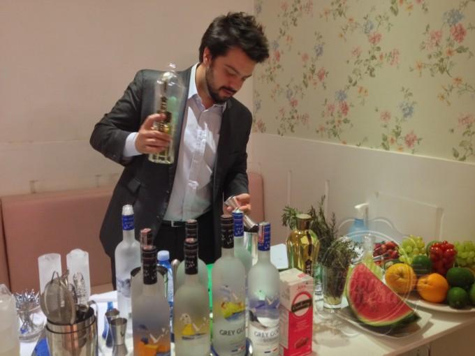 [Tony Harion - embaixador na marca no Brasil - preparando alguns drinks]