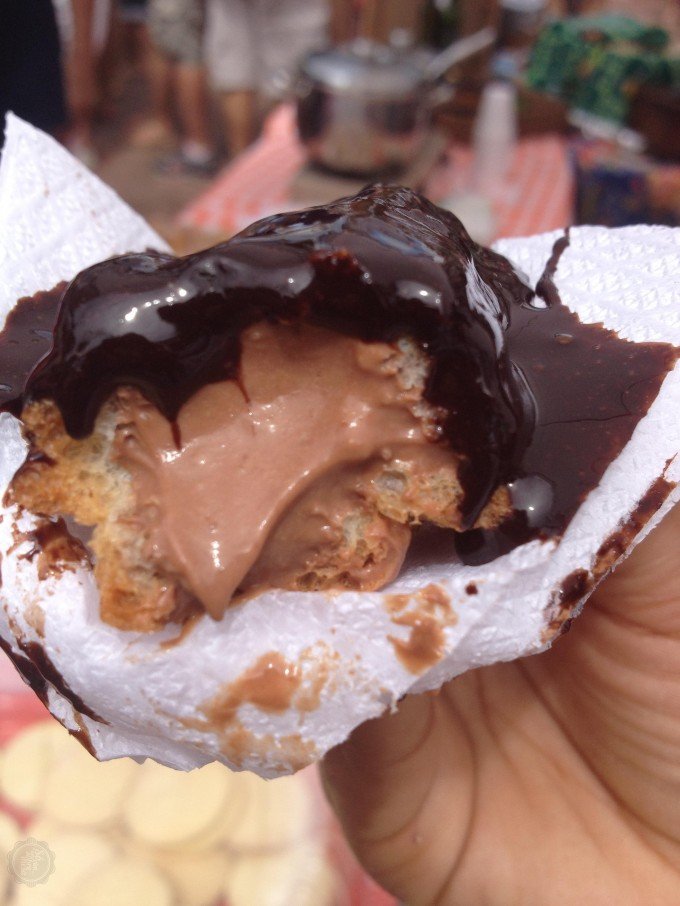 [Eclar recheada com creme patissier e chocolate belga da St. Michel Confeitaria]