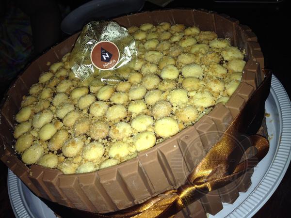 [Massa de baunilha, recheio de brigadeiro com sequilho e muito Sequilho na cobertura sem falar de KitKat]