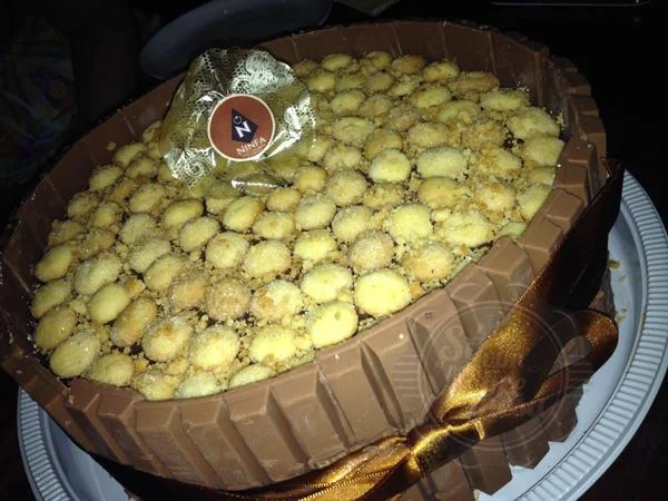 [Massa de baunilha, recheio de brigadeiro com sequilho e muito Sequilho na cobertura sem falar de KitKat]