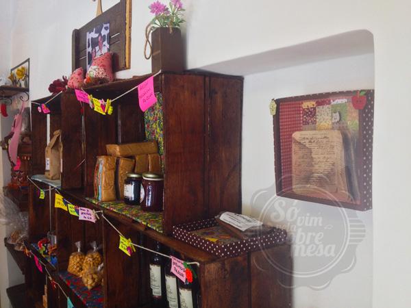 [Caixotes de feira no lugar das prateleiras, deixando ainda mais com ar do interior]