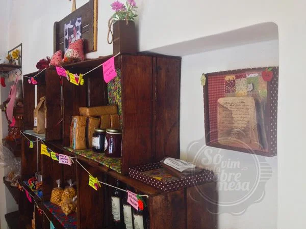 [Caixotes de feira no lugar das prateleiras, deixando ainda mais com ar do interior]