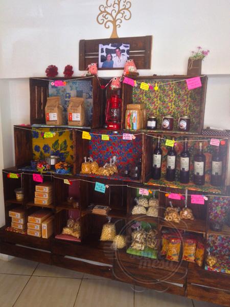 [Sequilhos, doces de corte, mini bolinhos, licores, geleias - tudo com gostinho de amor]