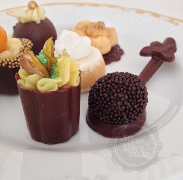 [Cone de Pistache e Colherzinha de Chocolate com Brigadeiro]