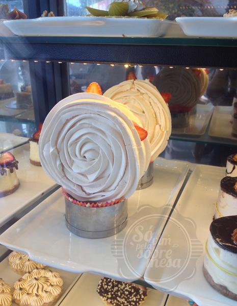 [Merengue com Creme de Morango e Pedacinhos de Morangos Frescos]