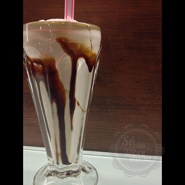 [Milkshake de Coco do Eddie Fine Burguers do Shop. Barra]