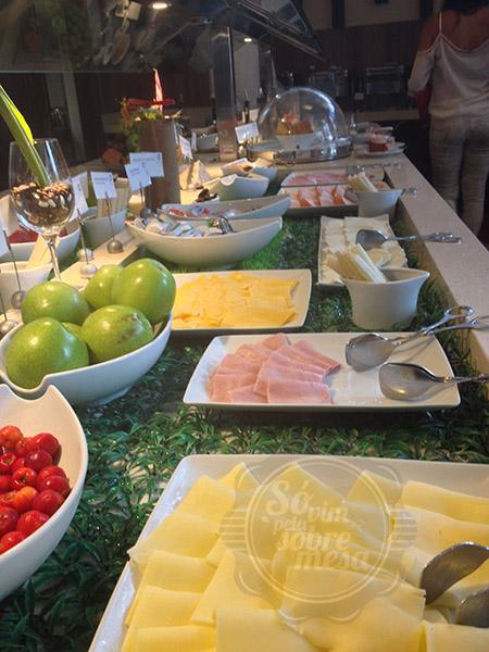 [Pista de Frios e ao fundo pista quente]