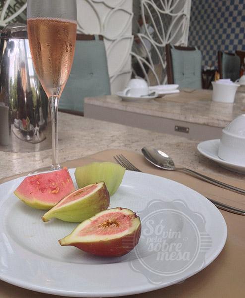 [Uma tacinha de espumante rosé, figos e goiaba para ressaltar o sabor]