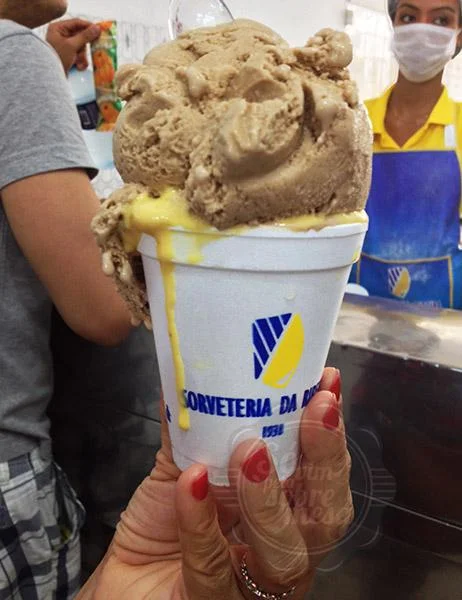 [Banana Flambada - o amarelinho - puxadinho no doce, mas característico desse sorvete e de qualquer marca]