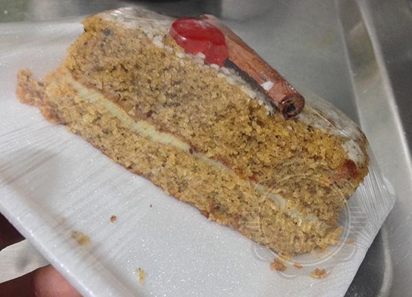 [ O bolo é vendido por quilo, custando R$ 36 por quilo, então esse pedacinho que tinha mais ou menos 140g custou R$ 5]